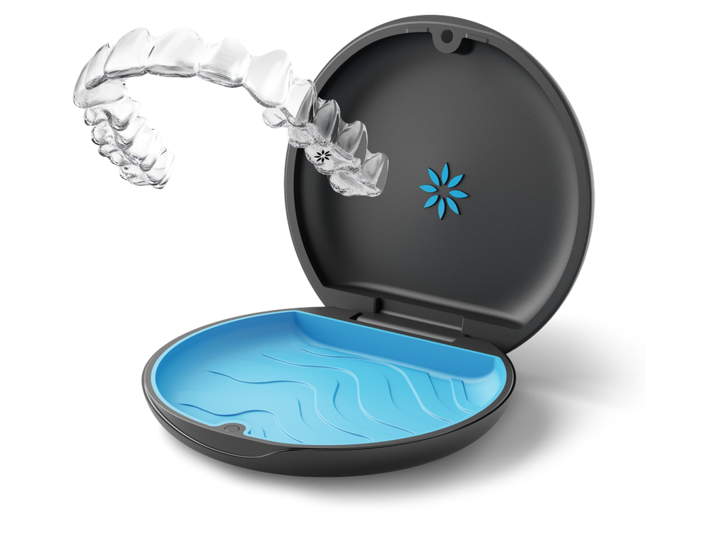 Alineador transparente Invisalign en su estuche